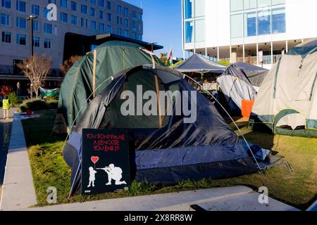 Canberra, Australie. 27 mai 2024. Un campement pro-palestinien est vu à l'Université nationale australienne (ANU) à Canberra, Australie, le 27 mai 2024. Les manifestants étudiants ont défié l'ordre de quitter un campement pro-palestinien à l'ANU. Lundi, l'ANU a officiellement ordonné aux manifestants de faire leurs valises et de quitter le campement sur son campus principal dans la banlieue nord de Canberra, invoquant de graves problèmes de sécurité que le camp bloque un site d'évacuation d'urgence. Crédit : Xinhua/Alamy Live News Banque D'Images