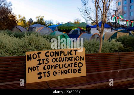 Canberra, Australie. 27 mai 2024. Un campement pro-palestinien est vu à l'Université nationale australienne (ANU) à Canberra, Australie, le 27 mai 2024. Les manifestants étudiants ont défié l'ordre de quitter un campement pro-palestinien à l'ANU. Lundi, l'ANU a officiellement ordonné aux manifestants de faire leurs valises et de quitter le campement sur son campus principal dans la banlieue nord de Canberra, invoquant de graves problèmes de sécurité que le camp bloque un site d'évacuation d'urgence. Crédit : Xinhua/Alamy Live News Banque D'Images