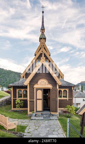 Sognefjord Landmark, une église en bois 'anglais', St Olaf, Balestrand, Norvège i(n mémoire de Margaret Green) a des têtes de dragon construites dans l'architecture. Banque D'Images