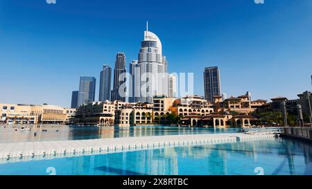 Dubaï - Émirats Arabes Unis, 18 janvier 2023 : Water Fontaines Hôtels à Dubaï. Action. Beau panorama d'une ville célèbre moderne. Banque D'Images