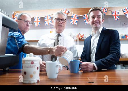 Sir Keir Starmer (à gauche), chef du Parti travailliste, rencontre Tom Rutland, le candidat travailliste pour East Worthing et Shoreham après avoir prononcé un discours devant des partisans à Lancing, dans le Sussex de l'Ouest, alors qu'il était sur la piste de la campagne électorale générale. Date de la photo : lundi 27 mai 2024. Banque D'Images