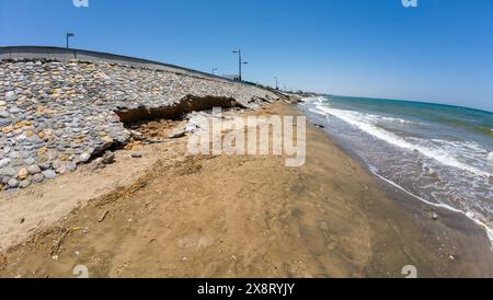 Photographie d'un mur de pierre érodé près d'une plage et de la mer à Oman Muscat pendant la journée ensoleillée du printemps Banque D'Images