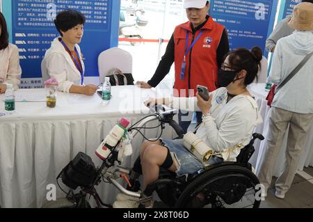 Pékin, Chine. 27 mai 2024. Un demandeur d’emploi assiste à un salon de l’emploi dédié aux personnes handicapées à Beijing, capitale de la Chine, le 27 mai 2024. À la fin de 2023, le taux d'emploi des personnes handicapées en âge de travailler à Beijing avait atteint 68,5 %. Crédit : Li Xin/Xinhua/Alamy Live News Banque D'Images