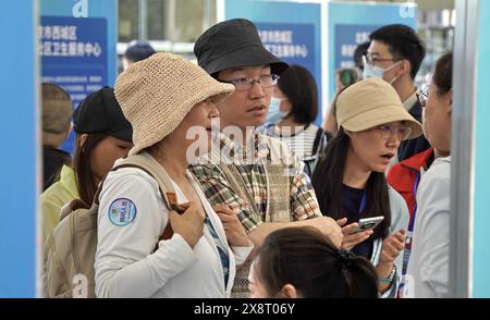 Pékin, Chine. 27 mai 2024. Les demandeurs d’emploi assistent à un salon de l’emploi dédié aux personnes handicapées à Beijing, capitale de la Chine, le 27 mai 2024. À la fin de 2023, le taux d'emploi des personnes handicapées en âge de travailler à Beijing avait atteint 68,5 %. Crédit : Li Xin/Xinhua/Alamy Live News Banque D'Images