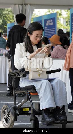 Pékin, Chine. 27 mai 2024. Un demandeur d’emploi assiste à un salon de l’emploi dédié aux personnes handicapées à Beijing, capitale de la Chine, le 27 mai 2024. À la fin de 2023, le taux d'emploi des personnes handicapées en âge de travailler à Beijing avait atteint 68,5 %. Crédit : Li Xin/Xinhua/Alamy Live News Banque D'Images