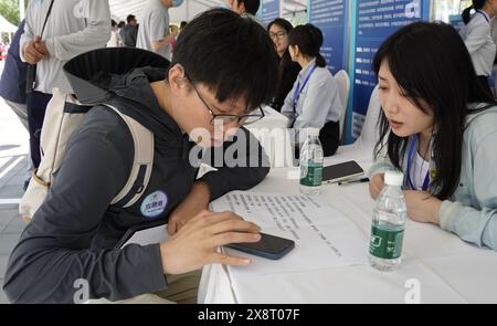 Pékin, Chine. 27 mai 2024. Un demandeur d’emploi assiste à un salon de l’emploi dédié aux personnes handicapées à Beijing, capitale de la Chine, le 27 mai 2024. À la fin de 2023, le taux d'emploi des personnes handicapées en âge de travailler à Beijing avait atteint 68,5 %. Crédit : Li Xin/Xinhua/Alamy Live News Banque D'Images