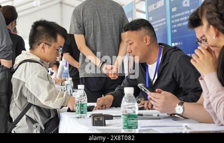 Pékin, Chine. 27 mai 2024. Un demandeur d’emploi assiste à un salon de l’emploi dédié aux personnes handicapées à Beijing, capitale de la Chine, le 27 mai 2024. À la fin de 2023, le taux d'emploi des personnes handicapées en âge de travailler à Beijing avait atteint 68,5 %. Crédit : Li Xin/Xinhua/Alamy Live News Banque D'Images