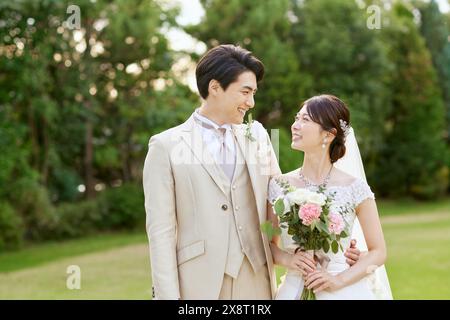 Couple japonais en tenue de mariage debout ensemble Banque D'Images