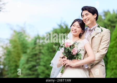 Couple japonais nouvellement marié posant pour une photo Banque D'Images