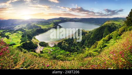 Coucher de soleil sur le lac Furnas, paysage de montagne panorama de Pico do Ferro, île de Sao Miguel, Açores, Portugal Banque D'Images