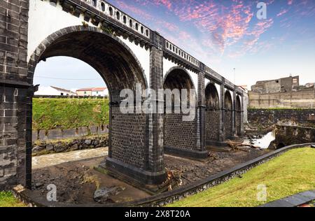 Charmante architecture et beauté naturelle de Ribeira Grande, Sao Miguel, à travers cette vue pittoresque de son pont emblématique en arc et de la rivière sereine setti Banque D'Images