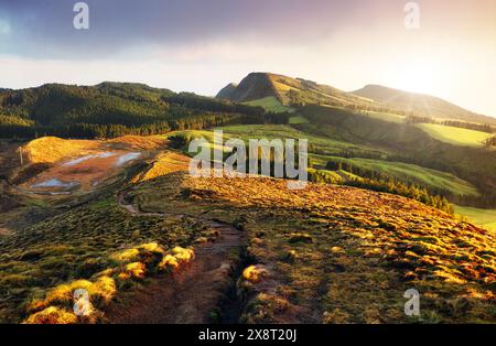 Incroyable montagne paysage avec de vives couleurs coucher du soleil sur le ciel nuageux, les sorties en plein air naturel l'arrière-plan. Beauty World. Banque D'Images