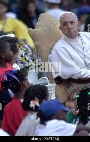 Cité du Vatican, Vatican, 25 mai 2024. Le Pape François rencontre des enfants lors de la première ''Journée mondiale de l'enfance'', au stade olympique de Rome. Maria Grazia Picciarella/Alamy Live News Banque D'Images