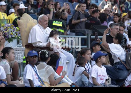 Cité du Vatican, Vatican, 25 mai 2024. Le Pape François rencontre des enfants lors de la première ''Journée mondiale de l'enfance'', au stade olympique de Rome. Maria Grazia Picciarella/Alamy Live News Banque D'Images