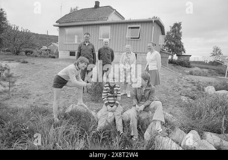 Aktuell 25-6-1973 : I stedet pour gamlehjemNord-Odal viser nye veier i eldreomsorgen. SOM en av landets første kommuner satser man på tregasjonsboliger og skal legge ned aldershjemmet. De eldre skal nå kunne få bo i sitt vante miljø. En samlet kommune står bak generasjonsboligene. De tre generasjonene samlet foran sin bolig som nå er ferdig. Foto : Aage Storløkken / Aktuell / NTB ***FOTO IKKE BILDEBEHANDLET*** cette image est traduite automatiquement Banque D'Images