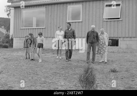 Aktuell 25-6-1973 : I stedet pour gamlehjemNord-Odal viser nye veier i eldreomsorgen. SOM en av landets første kommuner satser man på tregasjonsboliger og skal legge ned aldershjemmet. De eldre skal nå kunne få bo i sitt vante miljø. En samlet kommune står bak generasjonsboligene. De tre generasjonene samlet foran sin bolig som nå er ferdig. Foto : Aage Storløkken / Aktuell / NTB ***FOTO IKKE BILDEBEHANDLET*** cette image est traduite automatiquement Banque D'Images