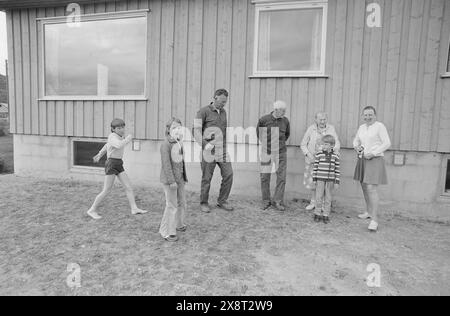 Aktuell 25-6-1973 : I stedet pour gamlehjemNord-Odal viser nye veier i eldreomsorgen. SOM en av landets første kommuner satser man på tregasjonsboliger og skal legge ned aldershjemmet. De eldre skal nå kunne få bo i sitt vante miljø. En samlet kommune står bak generasjonsboligene. De tre generasjonene samlet foran sin bolig som nå er ferdig. Foto : Aage Storløkken / Aktuell / NTB ***FOTO IKKE BILDEBEHANDLET*** cette image est traduite automatiquement Banque D'Images