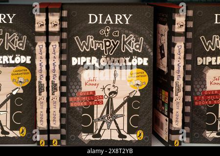 Journal d'une couverture de livre pour enfants Wimpy 'Diper Överlöde' Jeff Kinney livres sur les étagères de la librairie Hay Festival Hay-on-Wye Wales UK 2024 KATHY DEWITT Banque D'Images