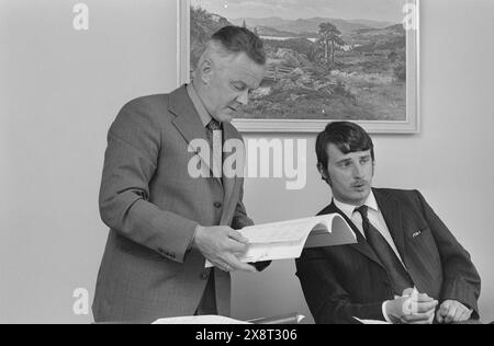 Aktuell 25-6-1973 : I stedet pour gamlehjemNord-Odal viser nye veier i eldreomsorgen. SOM en av landets første kommuner satser man på tregasjonsboliger og skal legge ned aldershjemmet. De eldre skal nå kunne få bo i sitt vante miljø. En samlet kommune står bak generasjonsboligene. Ordfører Einar Olav Skogholt (t. h.) og sosialsjef Reidar Fosshaug er drivkrefter i eldreomsorgen. Foto : Aage Storløkken / Aktuell / NTB ***FOTO IKKE BILDEBEHANDLET*** cette image est traduite automatiquement Banque D'Images