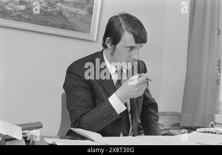 Aktuell 25-6-1973 : I stedet pour gamlehjemNord-Odal viser nye veier i eldreomsorgen. SOM en av landets første kommuner satser man på tregasjonsboliger og skal legge ned aldershjemmet. De eldre skal nå kunne få bo i sitt vante miljø. En samlet kommune står bak generasjonsboligene. Ordfører Einar Olav Skogholt er en av drivkreftene i eldreomsorgen. Foto : Aage Storløkken / Aktuell / NTB ***FOTO IKKE BILDEBEHANDLET*** cette image est traduite automatiquement Banque D'Images