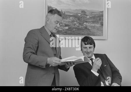 Aktuell 25-6-1973 : I stedet pour gamlehjemNord-Odal viser nye veier i eldreomsorgen. SOM en av landets første kommuner satser man på tregasjonsboliger og skal legge ned aldershjemmet. De eldre skal nå kunne få bo i sitt vante miljø. En samlet kommune står bak generasjonsboligene. Ordfører Einar Olav Skogholt (t. h.) og sosialsjef Reidar Fosshaug er drivkrefter i eldreomsorgen. Foto : Aage Storløkken / Aktuell / NTB ***FOTO IKKE BILDEBEHANDLET*** cette image est traduite automatiquement Banque D'Images