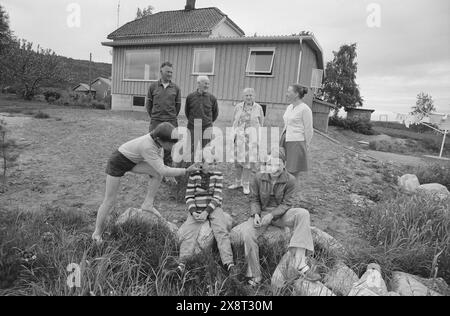 Aktuell 25-6-1973 : I stedet pour gamlehjemNord-Odal viser nye veier i eldreomsorgen. SOM en av landets første kommuner satser man på tregasjonsboliger og skal legge ned aldershjemmet. De eldre skal nå kunne få bo i sitt vante miljø. En samlet kommune står bak generasjonsboligene. De tre generasjonene samlet foran sin bolig som nå er ferdig. Foto : Aage Storløkken / Aktuell / NTB ***FOTO IKKE BILDEBEHANDLET*** cette image est traduite automatiquement Banque D'Images