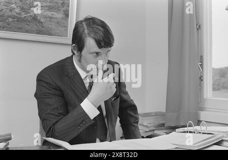 Aktuell 25-6-1973 : I stedet pour gamlehjemNord-Odal viser nye veier i eldreomsorgen. SOM en av landets første kommuner satser man på tregasjonsboliger og skal legge ned aldershjemmet. De eldre skal nå kunne få bo i sitt vante miljø. En samlet kommune står bak generasjonsboligene. Ordfører Einar Olav Skogholt er en av drivkreftene i eldreomsorgen. Foto : Aage Storløkken / Aktuell / NTB ***FOTO IKKE BILDEBEHANDLET*** cette image est traduite automatiquement Banque D'Images