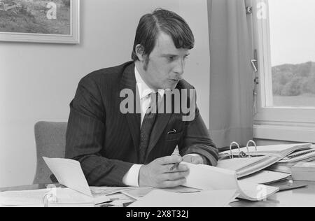 Aktuell 25-6-1973 : I stedet pour gamlehjemNord-Odal viser nye veier i eldreomsorgen. SOM en av landets første kommuner satser man på tregasjonsboliger og skal legge ned aldershjemmet. De eldre skal nå kunne få bo i sitt vante miljø. En samlet kommune står bak generasjonsboligene. Ordfører Einar Olav Skogholt er en av drivkreftene i eldreomsorgen. Foto : Aage Storløkken / Aktuell / NTB ***FOTO IKKE BILDEBEHANDLET*** cette image est traduite automatiquement Banque D'Images