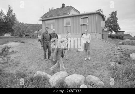 Aktuell 25-6-1973 : I stedet pour gamlehjemNord-Odal viser nye veier i eldreomsorgen. SOM en av landets første kommuner satser man på tregasjonsboliger og skal legge ned aldershjemmet. De eldre skal nå kunne få bo i sitt vante miljø. En samlet kommune står bak generasjonsboligene. De tre generasjonene samlet foran sin bolig som nå er ferdig. Foto : Aage Storløkken / Aktuell / NTB ***FOTO IKKE BILDEBEHANDLET*** cette image est traduite automatiquement Banque D'Images
