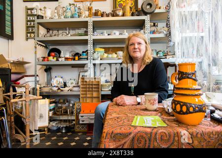 Portrait vintage propriétaire de boutique Tilburg, pays-Bas. Adulte mature, femme caucasienne maintenant sa propre boutique dans des articles ménagers vintage et des meubles. MRYES Tilburg Tuinstraat 60 Noord-Brabant Nederland Copyright : xGuidoxKoppesxPhotox Banque D'Images