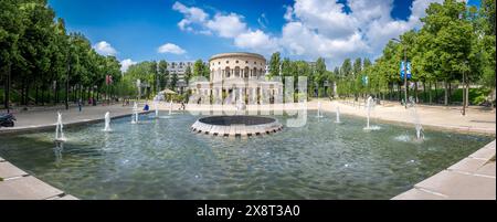 Paris, France - 05 25 2024 : canal de l'Ourcq. Vue sur la rotonde de Stalingrad et la fontaine de Stalingrad depuis la place de bataille de Stalingrad Banque D'Images