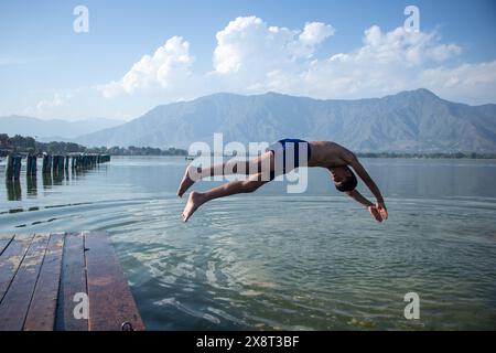 27 mai 2024, Srinagar, Jammu-et-Cachemire, Inde : un jeune garçon saute dans le lac Dal pour chercher un soulagement de la chaleur lors d'une chaude journée d'été à Srinagar. L'IMD a émis une « alerte rouge » pour une vague de chaleur dans le nord de l'Inde lundi, tandis qu'une « alerte jaune » a été émise pour des conditions de vague de chaleur dans le Jammu-et-Cachemire, Ladakh, Gilgit-Baltistan, Muzaffarabad, Maharashtra, Himachal Pradesh, Uttarakhand, et l'est de l'Uttar Pradesh. (Crédit image : © Adil Abass/ZUMA Press Wire) USAGE ÉDITORIAL SEULEMENT! Non destiné à UN USAGE commercial ! Banque D'Images