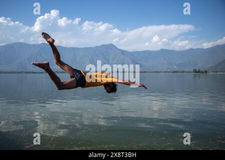 27 mai 2024, Srinagar, Jammu-et-Cachemire, Inde : un jeune garçon saute dans le lac Dal pour chercher un soulagement de la chaleur lors d'une chaude journée d'été à Srinagar. L'IMD a émis une « alerte rouge » pour une vague de chaleur dans le nord de l'Inde lundi, tandis qu'une « alerte jaune » a été émise pour des conditions de vague de chaleur dans le Jammu-et-Cachemire, Ladakh, Gilgit-Baltistan, Muzaffarabad, Maharashtra, Himachal Pradesh, Uttarakhand, et l'est de l'Uttar Pradesh. (Crédit image : © Adil Abass/ZUMA Press Wire) USAGE ÉDITORIAL SEULEMENT! Non destiné à UN USAGE commercial ! Banque D'Images