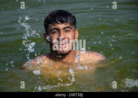 27 mai 2024, Srinagar, Jammu-et-Cachemire, Inde : un jeune garçon prend un bain dans le lac Dal pour chercher à se soulager de la chaleur lors d'une chaude journée d'été à Srinagar. L'IMD a émis une « alerte rouge » pour une vague de chaleur dans le nord de l'Inde lundi, tandis qu'une « alerte jaune » a été émise pour des conditions de vague de chaleur dans le Jammu-et-Cachemire, Ladakh, Gilgit-Baltistan, Muzaffarabad, Maharashtra, Himachal Pradesh, Uttarakhand, et l'est de l'Uttar Pradesh. (Crédit image : © Adil Abass/ZUMA Press Wire) USAGE ÉDITORIAL SEULEMENT! Non destiné à UN USAGE commercial ! Banque D'Images