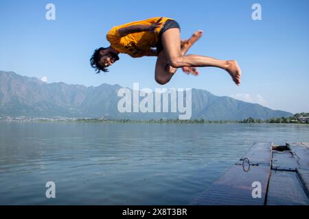 27 mai 2024, Srinagar, Jammu-et-Cachemire, Inde : un jeune garçon saute dans le lac Dal pour chercher un soulagement de la chaleur lors d'une chaude journée d'été à Srinagar. L'IMD a émis une « alerte rouge » pour une vague de chaleur dans le nord de l'Inde lundi, tandis qu'une « alerte jaune » a été émise pour des conditions de vague de chaleur dans le Jammu-et-Cachemire, Ladakh, Gilgit-Baltistan, Muzaffarabad, Maharashtra, Himachal Pradesh, Uttarakhand, et l'est de l'Uttar Pradesh. (Crédit image : © Adil Abass/ZUMA Press Wire) USAGE ÉDITORIAL SEULEMENT! Non destiné à UN USAGE commercial ! Banque D'Images