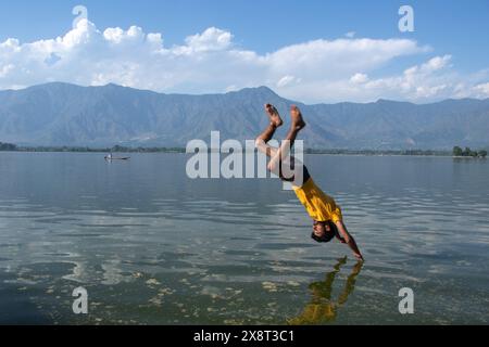 27 mai 2024, Srinagar, Jammu-et-Cachemire, Inde : un jeune garçon saute dans le lac Dal pour chercher un soulagement de la chaleur lors d'une chaude journée d'été à Srinagar. L'IMD a émis une « alerte rouge » pour une vague de chaleur dans le nord de l'Inde lundi, tandis qu'une « alerte jaune » a été émise pour des conditions de vague de chaleur dans le Jammu-et-Cachemire, Ladakh, Gilgit-Baltistan, Muzaffarabad, Maharashtra, Himachal Pradesh, Uttarakhand, et l'est de l'Uttar Pradesh. (Crédit image : © Adil Abass/ZUMA Press Wire) USAGE ÉDITORIAL SEULEMENT! Non destiné à UN USAGE commercial ! Banque D'Images