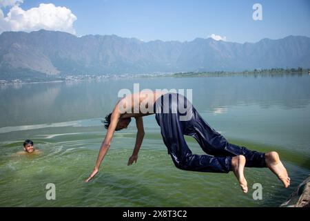 27 mai 2024, Srinagar, Jammu-et-Cachemire, Inde : de jeunes garçons prennent un bain dans le lac Dal pour se soulager de la chaleur lors d'une chaude journée d'été à Srinagar. L'IMD a émis une « alerte rouge » pour une vague de chaleur dans le nord de l'Inde lundi, tandis qu'une « alerte jaune » a été émise pour des conditions de vague de chaleur dans le Jammu-et-Cachemire, Ladakh, Gilgit-Baltistan, Muzaffarabad, Maharashtra, Himachal Pradesh, Uttarakhand, et l'est de l'Uttar Pradesh. (Crédit image : © Adil Abass/ZUMA Press Wire) USAGE ÉDITORIAL SEULEMENT! Non destiné à UN USAGE commercial ! Banque D'Images