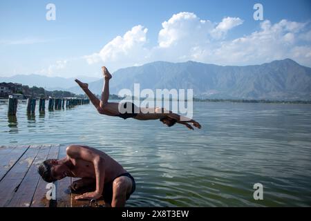 27 mai 2024, Srinagar, Jammu-et-Cachemire, Inde : de jeunes garçons prennent un bain dans le lac Dal pour se soulager de la chaleur lors d'une chaude journée d'été à Srinagar. L'IMD a émis une « alerte rouge » pour une vague de chaleur dans le nord de l'Inde lundi, tandis qu'une « alerte jaune » a été émise pour des conditions de vague de chaleur dans le Jammu-et-Cachemire, Ladakh, Gilgit-Baltistan, Muzaffarabad, Maharashtra, Himachal Pradesh, Uttarakhand, et l'est de l'Uttar Pradesh. (Crédit image : © Adil Abass/ZUMA Press Wire) USAGE ÉDITORIAL SEULEMENT! Non destiné à UN USAGE commercial ! Banque D'Images