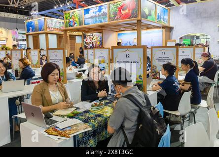 (240527) -- SHANGHAI, 27 mai 2024 (Xinhua) -- des gens visitent un stand de Malaisie à ITB China 2024 à Shanghai, dans l'est de la Chine, le 27 mai 2024. L’ITB China 2024, un salon professionnel de voyage B2B de premier plan axé sur le marché chinois du voyage, a débuté lundi à Shanghai en Chine, attirant plus de 600 organisations et entreprises liées à l’industrie du tourisme de plus de 80 pays et régions. (Xinhua/Chen Aiping) Banque D'Images