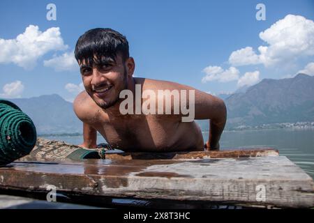 27 mai 2024, Srinagar, Jammu-et-Cachemire, Inde : un jeune garçon sort de la rivière après s'être baigné dans le lac Dal pour chercher le soulagement de la chaleur brûlante lors d'une chaude journée d'été à Srinagar. L'IMD a émis une « alerte rouge » pour une vague de chaleur dans le nord de l'Inde lundi, tandis qu'une « alerte jaune » a été émise pour des conditions de vague de chaleur dans le Jammu-et-Cachemire, Ladakh, Gilgit-Baltistan, Muzaffarabad, Maharashtra, Himachal Pradesh, Uttarakhand, et l'est de l'Uttar Pradesh. (Crédit image : © Adil Abass/ZUMA Press Wire) USAGE ÉDITORIAL SEULEMENT! Non destiné à UN USAGE commercial ! Banque D'Images