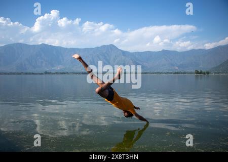 27 mai 2024, Srinagar, Jammu-et-Cachemire, Inde : un jeune garçon saute dans le lac Dal pour chercher un soulagement de la chaleur lors d'une chaude journée d'été à Srinagar. L'IMD a émis une « alerte rouge » pour une vague de chaleur dans le nord de l'Inde lundi, tandis qu'une « alerte jaune » a été émise pour des conditions de vague de chaleur dans le Jammu-et-Cachemire, Ladakh, Gilgit-Baltistan, Muzaffarabad, Maharashtra, Himachal Pradesh, Uttarakhand, et l'est de l'Uttar Pradesh. (Crédit image : © Adil Abass/ZUMA Press Wire) USAGE ÉDITORIAL SEULEMENT! Non destiné à UN USAGE commercial ! Banque D'Images