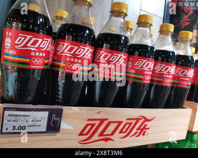 YICHANG, CHINE - 27 MAI 2024 - Coca-Cola en vente dans un supermarché à Yichang, province du Hubei, Chine, 27 mai 2024. Banque D'Images