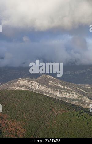 Printemps dans les montagnes, beau paysage de montagne. Vue sur la chaîne de montagnes et les arbres verdoyants. Été, automne et hiver. Budva, Monténégro. Europ Banque D'Images