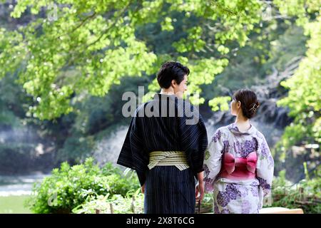 Couple japonais portant des yukata visitant la zone traditionnelle Banque D'Images