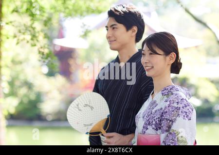 Couple japonais portant des yukata visitant la zone traditionnelle Banque D'Images