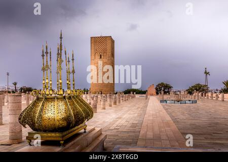 Rabat, Maroc - 23 mars 2024 : Tour Hassan au mausolée de Mohammed V, construite pour honorer la mémoire du défunt roi Mohammed V. Banque D'Images