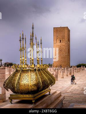 Rabat, Maroc - 23 mars 2024 : Tour Hassan au mausolée de Mohammed V, construite pour honorer la mémoire du défunt roi Mohammed V. Banque D'Images