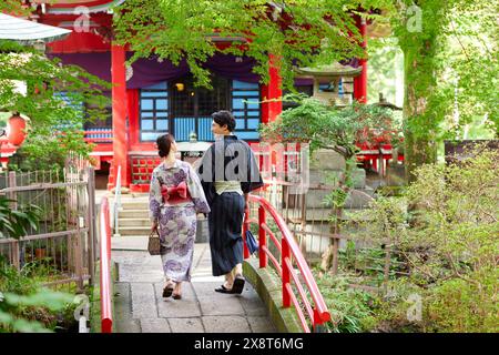 Couple japonais portant des yukata visitant la zone traditionnelle Banque D'Images