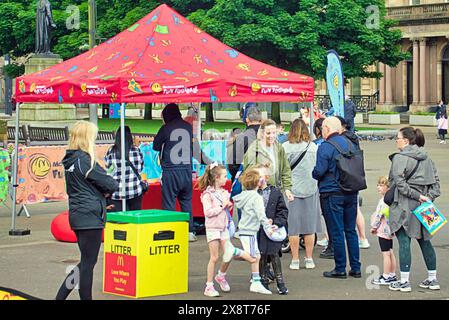 Glasgow, Écosse, Royaume-Uni. 27th May, 2024:McDonalds Fun Football était dans la ville de george Square avec le géant burger offrant du plaisir de football pour les enfants. Crédit Gerard Ferry /Alamy Live News Banque D'Images