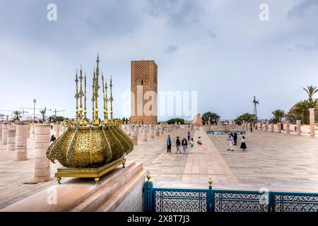 Rabat, Maroc - 23 mars 2024 : Tour Hassan au mausolée de Mohammed V, construite pour honorer la mémoire du défunt roi Mohammed V. Banque D'Images